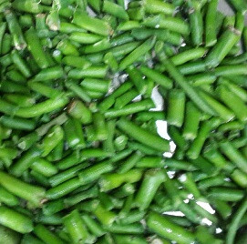 Dùng kéo kề thuốc vào miệng ấm cho nhựa cây chảy vào ấm và cắt nhỏ. Đổ 1 bát nước đầy đặt lên bếp.