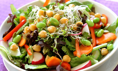 Mỗi ngày, bạn nên cho bé ăn đủ 5 loại rau và hoa quả. Nhiều nghiên cứu đã chứng minh được rằng việc ăn nhiều rau và hoa quả sẽ giúp cho có thể bé đủ sức đề kháng chống lại những căn bệnh như ung thư hay làm giảm hàm lượng cholesteron trong máu.