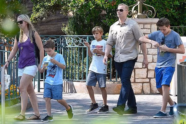 2. Ăn quá vội vàng. Không hiếm gặp những đứa trẻ vừa trên đường đến trường vừa ăn sáng. Bữa ăn sáng vội vàng như thế này vô cùng bất lợi cho tiêu hóa và hấp thu của trẻ. Chưa kể đến việc đi đường bụi bẩn bám vào thức ăn bất lợi như thế nào.