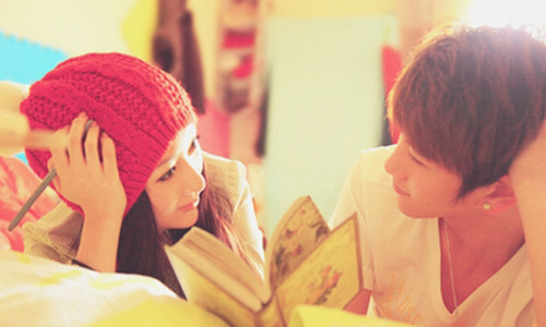 2. Hãy biến căn phòng ngủ của chàng thành “lãnh địa” của riêng hai người. Nếu như hai bạn đã là vợ chồng thì việc này vô cùng đơn giản. Nhưng nếu tình huống là ngược lại, thì bạn phải thật khéo léo để biến căn phòng của chàng có một phần nào đó không thể thiếu được của bạn. Ví dụ, chiếc giá sách của chàng, hãy thêm vào đó một vài cuốn sách mà bạn yêu thích hay một vài đĩa nhạc mà cả hai người cùng có chung một gu thẩm mỹ. Rồi một ngày nào đó, chàng sẽ nhận rằng căn phòng của chàng đã trở thành một thế giới riêng của hai người, nếu thiếu đi, chàng sẽ thấy vô cùng trống vắng.