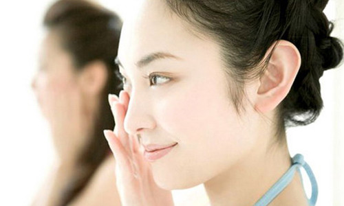 4. Bài tập thể dục cho mặt. Mát-xa nhẹ nhàng bằng tay là bài tập thể dục tốt nhất cho gương mặt. Khi mát-xa mặt, bạn dùng năm đầu ngón tay chà sát nhẹ quanh vùng thái dương, hai mắt, quanh mũi, gò má và lan đều khắp mặt. Mỗi ngày đều đặn mát-xa như vậy sẽ làm các cơ mặt săn chắc, không bị chảy nhão, giúp gương mặt bạn gọn gàng hơn. Mát-xa mặt cũng có tác dụng trong việc phòng ngừa mụn và trứng cá.