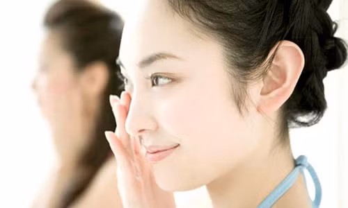 4. Bài tập thể dục cho mặt. Mát-xa nhẹ nhàng bằng tay là bài tập thể dục tốt nhất cho gương mặt. Khi mát-xa mặt, bạn dùng năm đầu ngón tay chà sát nhẹ quanh vùng thái dương, hai mắt, quanh mũi, gò má và lan đều khắp mặt. Mỗi ngày đều đặn mát-xa như vậy sẽ làm các cơ mặt săn chắc, không bị chảy nhão, giúp gương mặt bạn gọn gàng hơn. Mát-xa mặt cũng có tác dụng trong việc phòng ngừa mụn và trứng cá.