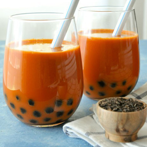 Trà sữa Thái. Đây là món ăn vặt mà giới trẻ Hà Nội ưa thích trong mùa hè qua.. Đúng như tên gọi, món đồ uống này xuất xứ từ Thái Lan. Tuy chỉ có 2 vị cơ bản “xanh - đỏ” rồi kết hợp thêm một số loại thạch, trân châu nhưng ưu điểm của trà sữa Thái là ngọt - thơm - ngậy mà không hề ngấy, uống mùa hè thì đã, mà mùa thu cũng không bị quá lạnh.