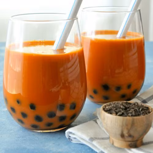 Trà sữa Thái. Đây là món ăn vặt mà giới trẻ Hà Nội ưa thích trong mùa hè qua.. Đúng như tên gọi, món đồ uống này xuất xứ từ Thái Lan. Tuy chỉ có 2 vị cơ bản “xanh - đỏ” rồi kết hợp thêm một số loại thạch, trân châu nhưng ưu điểm của trà sữa Thái là ngọt - thơm - ngậy mà không hề ngấy, uống mùa hè thì đã, mà mùa thu cũng không bị quá lạnh.