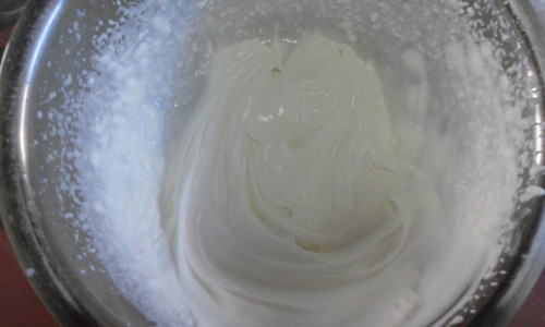 Bước 6: Cho đường vào whipping cream, đánh tan cho đến khi hỗ hợp sánh mịn.