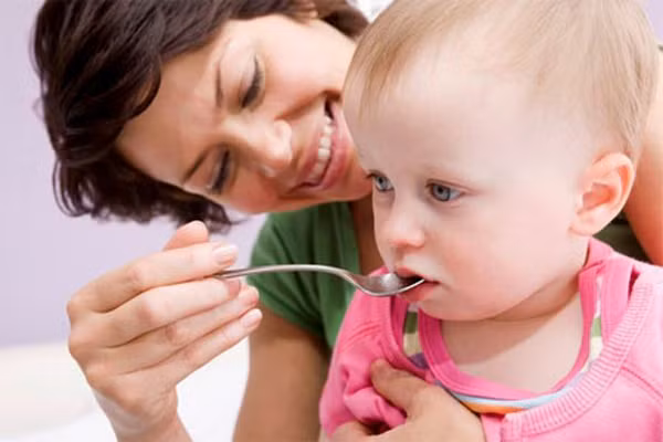 Tuy men vi sinh là chế phẩm chứa những vi khuẩn sống có lợi cho cơ thể để tăng cường miễn dịch, nhưng cũng cần dùng hợp lý mới đạt được hiệu quả cao, tuỳ vào bệnh lý để cho trẻ uống loại men này.