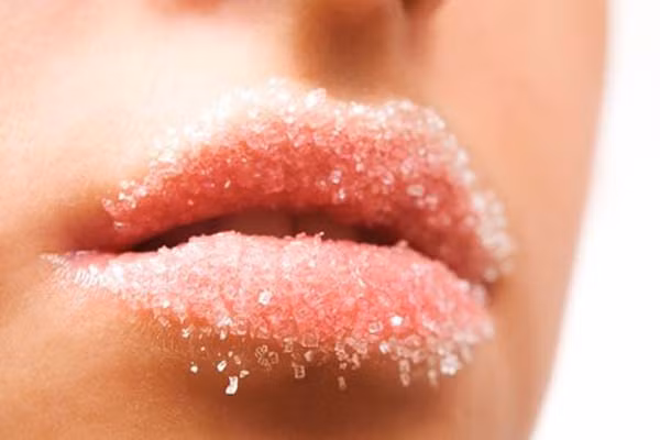 Một khô, mỏng, có vảy cùng với sự xuất hiện đốm môi dưới cho thấy bạn đang bị rối loạn của tuyến nước bọt. Một đôi môi trên nhợt nhạt và khô mỏng chỉ ra điểm yếu của hệ thống sinh sản.