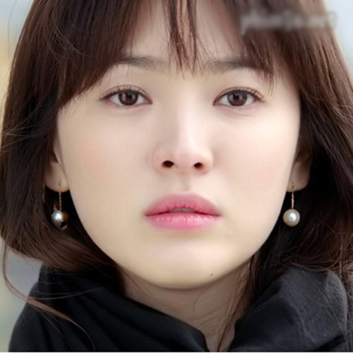 Song Hye Kyo luôn ghi điểm với cách make-up nhẹ nhàng, bờ môi tô son đỏ nhạt, hồng và kẻ mắt đen thanh mảnh khi tham dự nhiều sự kiện lớn.