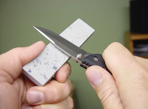 Mài dao. Không nhất thiết phải mài dao thường xuyên nhưng hãy luôn đảm bảo dao luôn được sắc. Khi mài dao, bạn nên ngâm dao trong nước muối loãng tầm 20 phút, sau đó mài trên đá mịn. Trước khi mài hãy bôi trơn đá mài bằng dầu ăn hoặc nước để giảm ma sát. Tránh mài dao trên đáy chén và đĩa bởi nó có thể làm dao nóng lên và dễ bị cong.