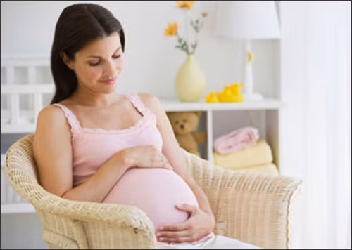 Khi mang thai. Khi mang thai, mọi việc làm của mẹ hầu như đều ảnh hưởng tới em bé. Bởi vậy, các chị em không nên trang điểm trong thời kỳ mang thai vì lúc này da dễ ngấm nước. Trong khi đó, các loại mỹ phẩm đều chứa ít nhiều hóa chất, dễ ngấm vào da có thể gây tổn thương cho thai nhi và gây sảy thai.