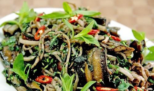 Củ chuối om lươn. Lươn đồng làm sạch nhớt, mổ bụng, bỏ ruột, bỏ đuôi, chặt từng khúc nhỏ khoảng 3 -5 cm. Củ chuối rửa sạch, gọt vỏ rồi thái thành sợi nhỏ, đem ngâm với nước lã ngâm mẻ cho đỡ chát và đỡ thâm. Trộn lươn và củ chuối đã thái nhỏ với nhau, bổ sung thêm một số gia vị: vỏ quýt (xắt nhuyễn), mắm tôm, ớt, hành, muối và đặc biệt không thể thiếu một chút mỡ nước cho tăng độ bùi, béo cho món om. Món ăn đạt yêu cầu là khi lươn và thịt phải chín mềm, nguyên miếng. Chuối và củ chuối phải nhừ, nhưng cũng phải nguyên miếng.