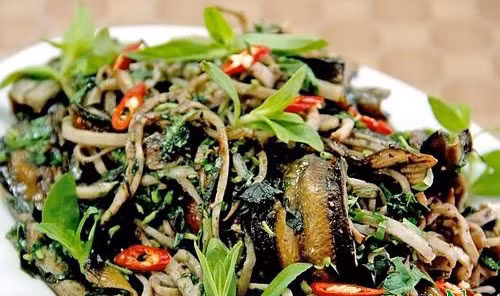 Củ chuối om lươn. Lươn đồng làm sạch nhớt, mổ bụng, bỏ ruột, bỏ đuôi, chặt từng khúc nhỏ khoảng 3 -5 cm. Củ chuối rửa sạch, gọt vỏ rồi thái thành sợi nhỏ, đem ngâm với nước lã ngâm mẻ cho đỡ chát và đỡ thâm. Trộn lươn và củ chuối đã thái nhỏ với nhau, bổ sung thêm một số gia vị: vỏ quýt (xắt nhuyễn), mắm tôm, ớt, hành, muối và đặc biệt không thể thiếu một chút mỡ nước cho tăng độ bùi, béo cho món om. Món ăn đạt yêu cầu là khi lươn và thịt phải chín mềm, nguyên miếng. Chuối và củ chuối phải nhừ, nhưng cũng phải nguyên miếng.