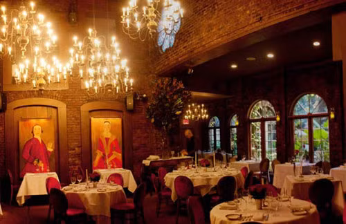 One If by Land, New York, Mỹ. Nhà hàng được biết đến như một trong những nhà hàng lãng mạn nhất ở New York. Nhiều nhân viên làm việc ở đây cho biết, không ít lần các khung ảnh tự nghiêng, các thiết bị điện tự động bật rồi tắt và rất nhiều trò ma quái khác xảy ra xung quanh nhà hàng.