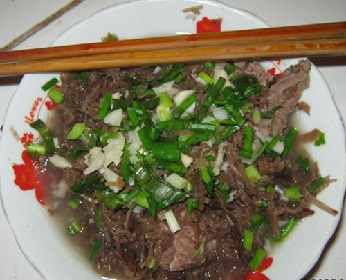 Củ chuối om xương. Củ chuối om xương là một món ăn không thể thiếu trong dịp cỗ bàn của vùng quê Đại Đồng (Thạch Thất, Hà Nội). Để có được món ăn này ngon, phải lựa củ chuối non, gọt bỏ phần vỏ sùi bên ngoài, lát mỏng và thái chỉ. Trước khi nấu đem rửa sạch củ chuối, cho 1 ít tương, tiếp đó cho mẻ, mắm tôm, gia vị, xương, mỡ lợn. Ướp xong, đổ nước luộc thịt hoặc nước lã vào cho lên bếp đun khoảng 45 - 60 phút, khi nếm thấy củ chuổi mềm, ngọt là được. Trước khi bắc nồi xuống, cho vào nồi một ít tỏi đã dập nát, rau mùi tây thái nhỏ cho dậy mùi