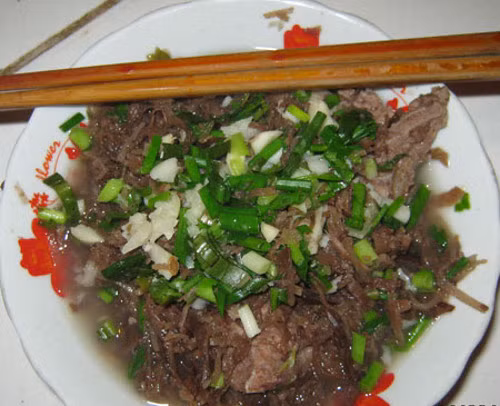 Củ chuối om xương. Củ chuối om xương là một món ăn không thể thiếu trong dịp cỗ bàn của vùng quê Đại Đồng (Thạch Thất, Hà Nội). Để có được món ăn này ngon, phải lựa củ chuối non, gọt bỏ phần vỏ sùi bên ngoài, lát mỏng và thái chỉ. Trước khi nấu đem rửa sạch củ chuối, cho 1 ít tương, tiếp đó cho mẻ, mắm tôm, gia vị, xương, mỡ lợn. Ướp xong, đổ nước luộc thịt hoặc nước lã vào cho lên bếp đun khoảng 45 - 60 phút, khi nếm thấy củ chuổi mềm, ngọt là được. Trước khi bắc nồi xuống, cho vào nồi một ít tỏi đã dập nát, rau mùi tây thái nhỏ cho dậy mùi