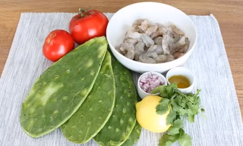 Canh chua xương rồng. Món canh chua xương rồng được nấu cùng cá lóc hay cá trê. Mặc dù không thêm bất cứ loại quả chua nào nhưng khi nấu lên bát canh có vị chua lạ. Xương rồng khi nhai trong miệng cảm giác dai dai, sần sật, chua chua rất ngon.