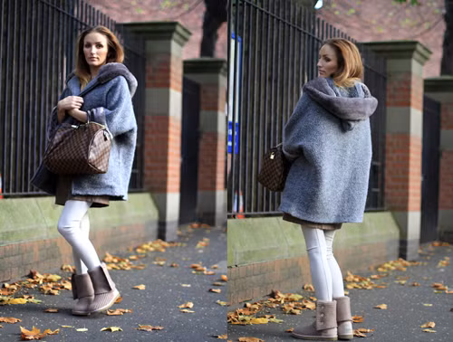 Boots lông cừu (Ugg boots). Các bạn gái vô cùng thích thú với dáng vẻ ngộ nghĩnh mà lại vô cùng đáng yêu Ugg boots. Những đôi boots này có khả năng giữ ấm cực kỳ tốt, nhất là trong tiết trời cắt da cắt thịt, tốt cho sức khỏe. Song, các bạn nam thì lại cho rằng những đôi boots long cừu khiến cho đôi bàn chân nhỏ nhất cũng thành to, trông rất cục mịch.