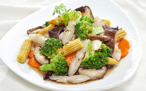 Làm món xào cho bữa tối. Món xào là món có thể kết hợp được nhiều thực phẩm mà lại dễ chế biến. Xào với nhiều rau và chỉ cần thêm một chút thịt bạn vẫn có một món ăn ngon đủ chất và tiết kiệm chi phí cho bữa ăn. Không chỉ vậy món xào còn rất linh hoạt trong việc kết hợp các thực phẩm với nhau, trong tủ lạnh còn củ hành tây, cà rốt hay còn nửa quả bí bạn cũng có thể kết hợp thành 1 món ngon và nhanh gọn mà chắc chắn là vô cùng rẻ rồi!