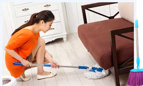 Khi làm việc nhà. Các công việc vặt như nội trợ hay quét dọn nhà cửa sẽ dễ tiếp xúc với bụi bẩn và hóa chất (nước rửa bát, nước lau nhà...). Nếu đánh son phấn, bụi bẩn và các loại hóa chất bắn vào da sẽ dễ lưu lại lâu hơn, làm cho da bị kích ứng, bít lỗ chân lông gây ra mụn.