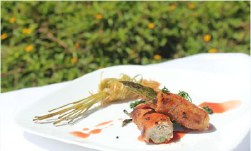 Xương rồng sốt thịt heo. Dư vị là lạ của nước sốt xương rồng trong món ăn khiến không ít thực khách "chao đảo". Xương rồng sau khi rửa sạch, bỏ vỏ, cho ruột vào xay cùng với 2 muỗng canh nước mắm, 1/2 muỗng cà phê bột ngọt, 1 muỗng canh nước cốt chanh bằng máy xay để tạo nước sốt xương rồng. Thịt heo xay nhỏ, trộn cùng gia vị rồi cho vào rán vàng, đổ ra đĩa rồi tưới nước sốt xương rồng lên trên.