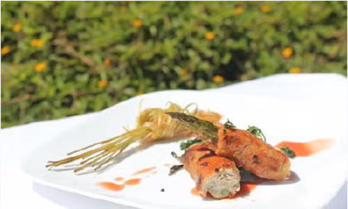 Xương rồng sốt thịt heo. Dư vị là lạ của nước sốt xương rồng trong món ăn khiến không ít thực khách "chao đảo". Xương rồng sau khi rửa sạch, bỏ vỏ, cho ruột vào xay cùng với 2 muỗng canh nước mắm, 1/2 muỗng cà phê bột ngọt, 1 muỗng canh nước cốt chanh bằng máy xay để tạo nước sốt xương rồng. Thịt heo xay nhỏ, trộn cùng gia vị rồi cho vào rán vàng, đổ ra đĩa rồi tưới nước sốt xương rồng lên trên.