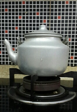 Mua 1 ấm nhôm hoặc ấm đất nhỏ có vòi.( Ấm này chỉ dùng riêng để xông thuốc, không được sử vào mục đích khác vì nhựa cây có độc tính)