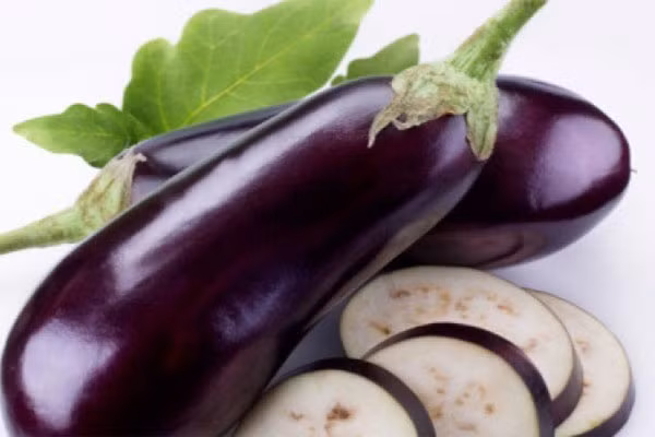 Các loại cà chữa vàng da. Cà tím không chỉ là món ăn bổ mát mà còn được sử dụng nhiều trong các vị thuốc. Để chữa vàng da hoặc hư huyết ở phụ nữ, lấy quả cà pháo phơi thật khô tán bột mịn rồi uống ngày 2 lần cùng với rượu hâm nóng. Bạn nên kiên trì với thức uống này, bệnh vàng da sẽ hết.