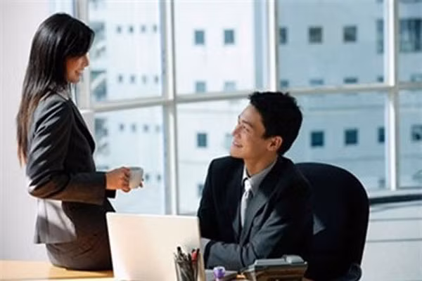 3. Đàn ông không muốn có con thích bộ ngực phụ nữ nhỏ hơn. Các nhà nghiên cứu Christopher Burris và Armand Munteanu đã tiến hành một nghiên cứu dựa trên "quan điểm tiến hóa về kích thước vú" bằng cách yêu cầu yêu cầu 67 nam sinh viên (bình thường, không phải đồng tính) tham gia 1 nghiên cứu qua mạng.