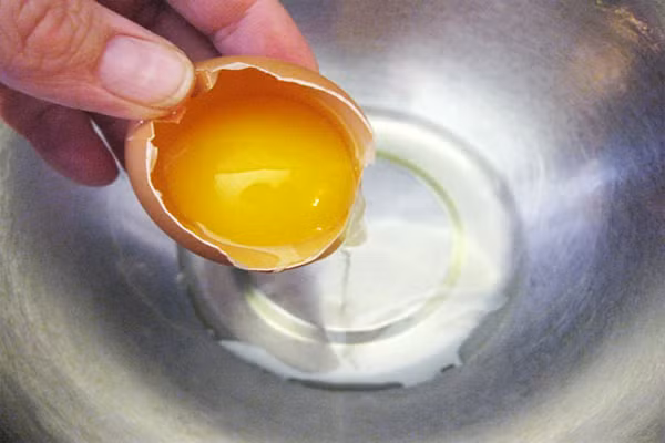 Trứng. Chứa phospholipid và lecithin, hai chất không thể thiếu để xây dựng màng tế bào não. Ngoài ra, khi phân tích protein trứng, cho thấy hàm lượng lớn axit amin, quan trọng trong việc sản xuất các dây dẫn truyền thần kinh. Mẹ nên chú ý cho bé ăn không quá 3-4 quả/tuần và không nên cho con ăn lòng trắng trứng.