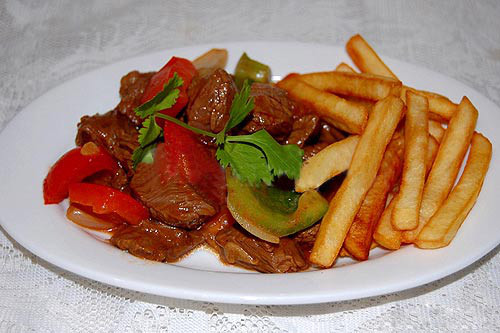  Thịt bò Luk lak. Ở Campuchia, du khách có thể ăn Luk lak ở các nhà hàng. Tất cả đều được nướng trên than nóng. Món này thường được ướp với hạt tiêu xanh Campuchia, nước cốt chanh và lắc đều tay với tỏi, hành tây, dầu hào. Dinh dưỡng và mùi vị của nó làm cho món ăn thành một món ngon không thể cưỡng lại được cho khách du lịch. Luk lak có thể ăn kèm với cơm, gạo, trứng chiên và salad.