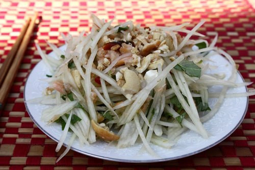 Nộm đu đủ kiểu Thái. Làm từ đu đủ thêm cà chua, đậu cắt nhỏ, tôm, đây là một trong món ăn kiểu Thái được khá đông người Việt ưa thích. Các nguyên liệu được cho vào cối giã sơ không bị nát nhưng thấm đều gia vị. Món ăn dễ làm nhưng ăn ngon miệng bởi đủ các vị chua cay.