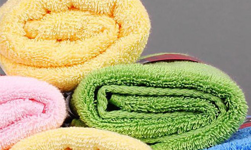 Thứ sáu: Cùng người khác sử dụng chung 1 chiếc khăn mặt. Bạn cho rằng nếu khăn giặt sạch rồi thì cùng nhau dùng chung sẽ không có điều gì ảnh hưởng hết. Nhưng thực chất thì đó lại là cách khiến cho làn da của bạn nhanh chóng bị nhiễm bẩn. Mỗi người sở hữu một làn da khác nhau. Chính vì thế mà cấu trúc da và các tế bào cũng có sự khác biệt nhất định. Cho dù là bạn giặt khăn sạch tới đâu đi chăng nữa nhưng dùng chung khăn mặt cũng là điều không nên. Tốt nhất là mỗi người nên có một chiếc khăn riêng của bản thân mình. 