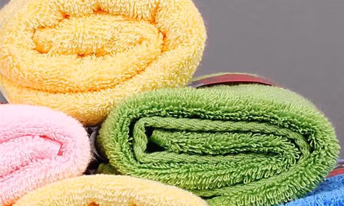 Thứ sáu: Cùng người khác sử dụng chung 1 chiếc khăn mặt. Bạn cho rằng nếu khăn giặt sạch rồi thì cùng nhau dùng chung sẽ không có điều gì ảnh hưởng hết. Nhưng thực chất thì đó lại là cách khiến cho làn da của bạn nhanh chóng bị nhiễm bẩn. Mỗi người sở hữu một làn da khác nhau. Chính vì thế mà cấu trúc da và các tế bào cũng có sự khác biệt nhất định. Cho dù là bạn giặt khăn sạch tới đâu đi chăng nữa nhưng dùng chung khăn mặt cũng là điều không nên. Tốt nhất là mỗi người nên có một chiếc khăn riêng của bản thân mình. 