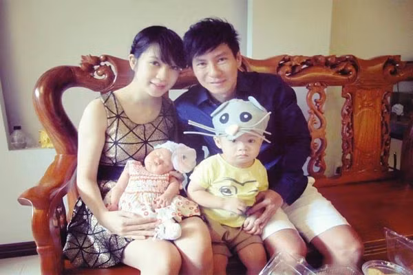 Minh Hà hầu như không ép con ăn bao giờ. Nếu bé không thích ăn món gì thì Hà đổi sang món khác, cho bú thêm sữa hoặc cho ăn bù vào bữa sau. Khi bé thích tự xúc ăn hoặc bốc thì cô cũng cho phép dù bé vẫn làm đổ vãi nhưng càng ngày thì bé càng ít làm đổ hơn. Hà bật mí, con rất thích ăn vặt, nên sau bữa ăn chính hay cho ăn thêm sữa chua, trái cây, bánh… các loại hoặc uống thêm sữa để bổ sung đủ dinh dưỡng cho bé.