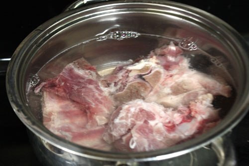Cách hầm. Trước khi ninh xương, cần hầm qua một lần nước để khử mùi hôi của thực phẩm đồng thời làm nước dùng trong hơn.