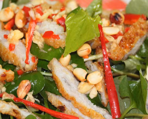 Rau diếp trộn cay: Rau diếp rửa sạch thái nhỏ, cho vào bát trộn muối ướp 15 phút, vớt ra để ráo. Ớt rửa sạch bỏ cuống và hạt, thái nhỏ, xào trong dầu. Lạc ngâm trong nước lạnh cho nở, để ráo nước, bóc vỏ. Cho lạc vào chảo dầu rang giòn. Cho rau diếp vào bát, cho tiếp nhân lạc, dầu ớt, muối trộn đều.