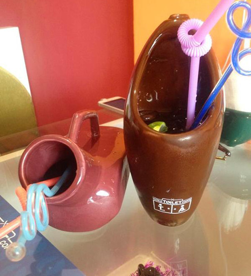 Nhà hàng World Toilet Coffee, Hà Nội, Việt Nam. Đây là nhà hàng bồn cầu đầu tiên ở Hà Nội. Nằm trên con phố Trần Thái Tông, World Toilet Coffee lấy cảm hứng chủ đạo là...toilet, những đồ trang trí cũng như đựng đồ ăn, đồ uống của quán đều là những phiên bản thu nhỏ của những vật dụng thường tìm thấy trong các khu nhà tắm như kệ rửa mặt, bồn tắm tới...bồn cầu và các "sản phẩm". Vì là nhắm tới đối tượng trẻ nên các món ở quán khá teen, giá cả phải chăng. Nhưng đồ ăn kèm cũng không có nhiều, chỉ có súp, salad, pizza và mì, humburger.