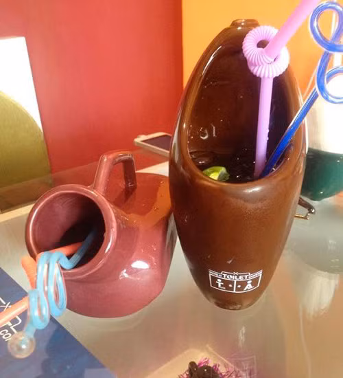 Nhà hàng World Toilet Coffee, Hà Nội, Việt Nam. Đây là nhà hàng bồn cầu đầu tiên ở Hà Nội. Nằm trên con phố Trần Thái Tông, World Toilet Coffee lấy cảm hứng chủ đạo là...toilet, những đồ trang trí cũng như đựng đồ ăn, đồ uống của quán đều là những phiên bản thu nhỏ của những vật dụng thường tìm thấy trong các khu nhà tắm như kệ rửa mặt, bồn tắm tới...bồn cầu và các "sản phẩm". Vì là nhắm tới đối tượng trẻ nên các món ở quán khá teen, giá cả phải chăng. Nhưng đồ ăn kèm cũng không có nhiều, chỉ có súp, salad, pizza và mì, humburger.