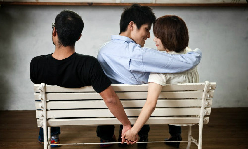 Người phụ nữ vì bị cám dỗ bởi sự phóng đãng hay một ưu điểm nào đó của người khác giới mà ngoại tình. Đàn ông ngoại tình vì muốn tìm cảm giác lạ và mong muốn được sở hữu người đẹp