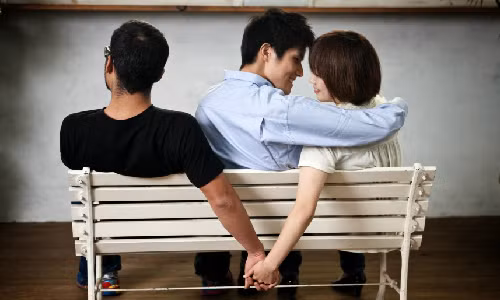 Người phụ nữ vì bị cám dỗ bởi sự phóng đãng hay một ưu điểm nào đó của người khác giới mà ngoại tình. Đàn ông ngoại tình vì muốn tìm cảm giác lạ và mong muốn được sở hữu người đẹp