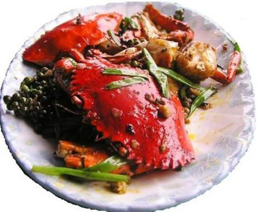  Kdăm Chaa (cua chiên). Đến thị trấn ven biển Kep của Campuchia, du khách sẽ có cơ hội để thưởng thức Kdăm Chaa, một món Cua biển chiên. Cua chiên là một món ăn đặc sản tại các thị trấn ven biển ở Campuchia. Một loại gia vị đặc trưng không thể thiếu của món ăn này chính là tiêu Kampot. Tiêu Kampot là loại gia vị nổi tiếng trong giới sành ăn trên toàn thế giới, mặc dù du khách có thể tìm thấy loại tiêu này ở dạng khô có sẵn nhưng chỉ có thể thưởng thức hương vị độc đáo của những hạt tiêu xanh non này ở Campuchia. Nếu có dịp đến các vùng ven biển ở Campuchia, du khách đừng quên thưởng thức món cua chiên với tỏi và tiêu hấp dẫn này.