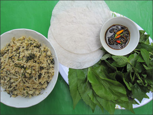 Bã đậu tương xào lá cách. Thường thì bã đậu tương bỏ đi, hoặc là thức ăn cho gia súc. Tuy nhiên, với một chút biến tấu mới lạ với lá cách, bã đậu tương lại trở thành món ăn ngon, giàu chất xơ. Món này cuốn bánh tráng với rau sống (rau thơm, dấp cá, dưa leo…) chấm nước tương ớt chua cay ăn rất ngon.