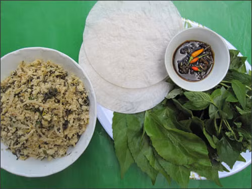 Bã đậu tương xào lá cách. Thường thì bã đậu tương bỏ đi, hoặc là thức ăn cho gia súc. Tuy nhiên, với một chút biến tấu mới lạ với lá cách, bã đậu tương lại trở thành món ăn ngon, giàu chất xơ. Món này cuốn bánh tráng với rau sống (rau thơm, dấp cá, dưa leo…) chấm nước tương ớt chua cay ăn rất ngon.