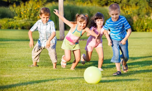 Trí nhớ của trẻ em thường không được lâu nên trẻ có thể sẽ quên nếu một thời gian không được “tập luyện”. Khi làm hoặc nghe, nhìn thấy một sự vật, hiện tượng nhiều lần, não trẻ sẽ ghi nhớ được rõ ràng và đầy đủ nhất. Chính vì vậy mà người lớn có thể giúp trẻ tăng cường trí nhớ bằng việc giúp con làm lại một việc hay nhắc lại điều gì đó thường xuyên. Hãy dạy trẻ cách ghi nhớ một kỷ niệm đẹp hoặc đơn giản là nói lại những gì bé đã được nghe. Thông qua việc đào tạo trên, trí nhớ của trẻ sẽ tăng lên và bạn sẽ bất ngờ khi con có một bộ nhớ tuyệt vời.