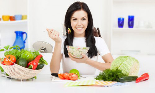 Bên cạnh đó, khi chúng ta ăn no, hệ tiêu hóa bị quá tải dẫn đến rối loạn tiêu hóa. Thức ăn không được tiêu hóa sẽ bị biến chất kích thích thành ruột non làm suy giảm chức năng của cơ quan này, nếu kéo dài sẽ dẫn đến tinh trạng ung thư đường ruột. Ngoài ra, ăn quá no có thể làm rối loạn các cơ quan chức năng gây ra một số các căn bệnh như béo phì, cao huyết áp, máu nhiễm mỡ, đái tháo đường…