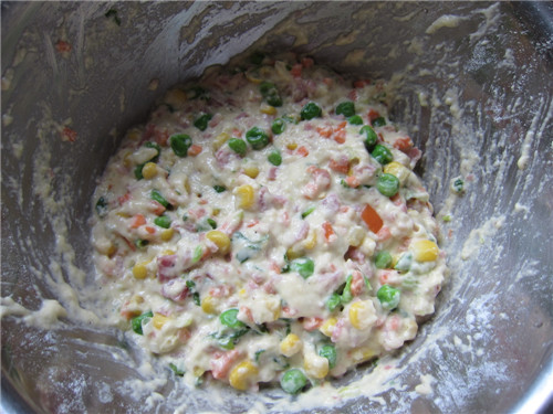 Bước 9: Đổ một chút nước dừa tươi vào và trộn đều hỗn hợp sao cho thật nhuyễn.