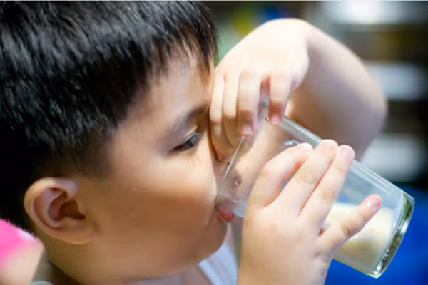 Trung thành với một loại sữa. Mẹ nghĩ rằng, con uống loại này tốt và cứ để cho bé uống hoài một loại hay đổi sữa mà bé không chịu uống lại quay về loại sữa cũ. Mẹ không hề biết rằng, mỗi loại sữa có một lợi thế riêng về một chất dinh dưỡng nào đó, và tốt nhất để cân bằng dinh dưỡng cho con mẹ nên đổi sữa.