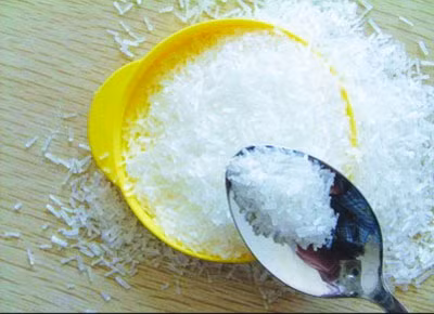 Sử dụng lượng vừa đủ. Sử dụng quá nhiều mì chính dễ gây đau đầu, sốt, buồn nôn, lượng đường trong máu cao và các triệu chứng khác. Một người/ngày không nên tiêu thụ quá 6g mì chính.