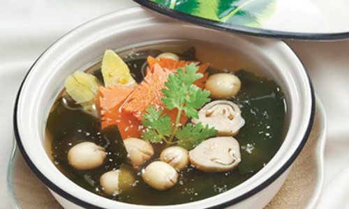 Canh rong biển hạt sen - bổ dưỡng. Canh rong biển hạt sen là một món ăn chay vừa bổ dưỡng lại vừa thanh mát, mà cách thực hiện lại khá đơn giản. Đun sôi 1.2 lít nước, thêm hạt sen và gừng vào nấu nhỏ lửa khoảng 5 phút, nấm rơm và cho cà rốt vào, nêm 1.5 muỗng muối,1/2 muỗng bột ngọt, 1 muỗng nước tương, nếm vị vừa ăn, thêm rong biển.