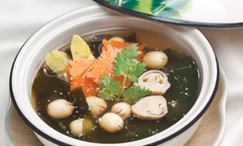 Canh rong biển hạt sen - bổ dưỡng. Canh rong biển hạt sen là một món ăn chay vừa bổ dưỡng lại vừa thanh mát, mà cách thực hiện lại khá đơn giản. Đun sôi 1.2 lít nước, thêm hạt sen và gừng vào nấu nhỏ lửa khoảng 5 phút, nấm rơm và cho cà rốt vào, nêm 1.5 muỗng muối,1/2 muỗng bột ngọt, 1 muỗng nước tương, nếm vị vừa ăn, thêm rong biển.